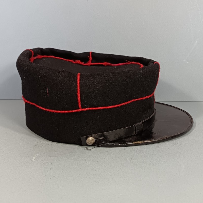 KEPI DE SAPEURS-POMPIERS MODELE 1884 DE SORTI AVEC LOGEMENT POUR LE POMPON OU PLUMET TAILLE 57